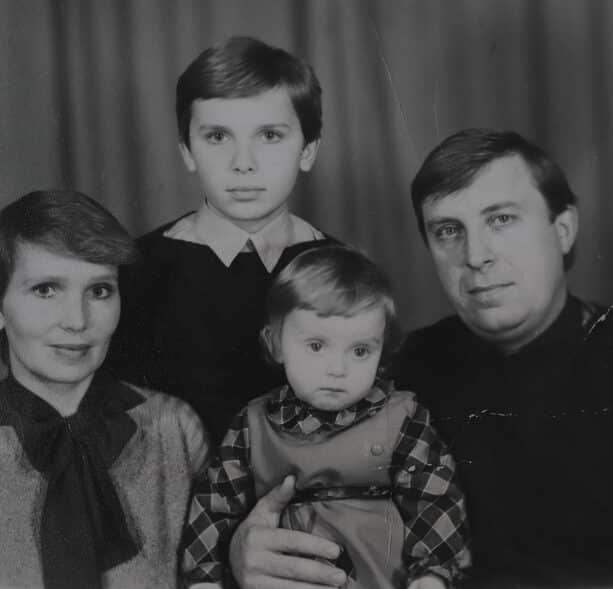 Old family photo which pictures, mom, dad, brother, and little sister representing relational trauma experiences that go beyond caregivers